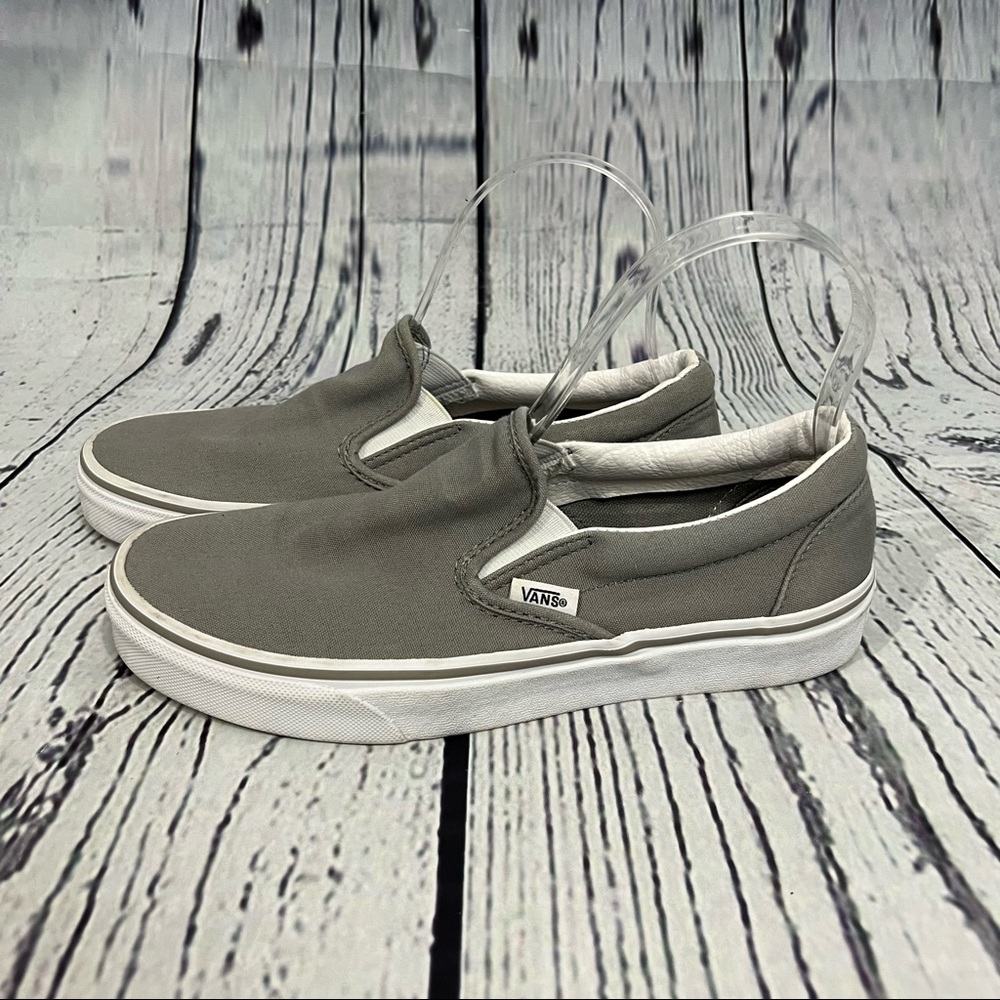 Vans classic slip on sneaker womens size 8 light gray